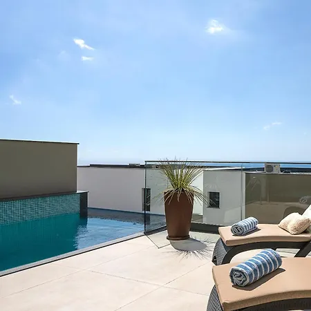 Joy, Moderna E Sofisticada